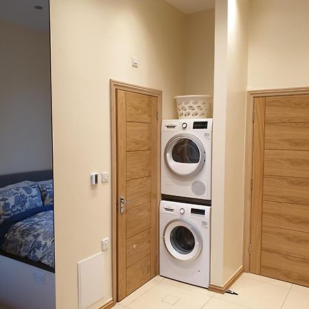 London Luxury Apartments 3 Bedroom Sleeps 8 With 3 Bathrooms 5 Mins Walk To Tube Station Free Parking 伊尔福德 外观 照片