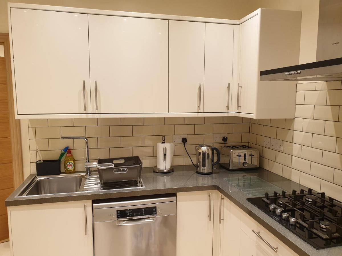 London Luxury Apartments 3 Bedroom Sleeps 8 With 3 Bathrooms 5 Mins Walk To Tube Station Free Parking 伊尔福德 外观 照片
