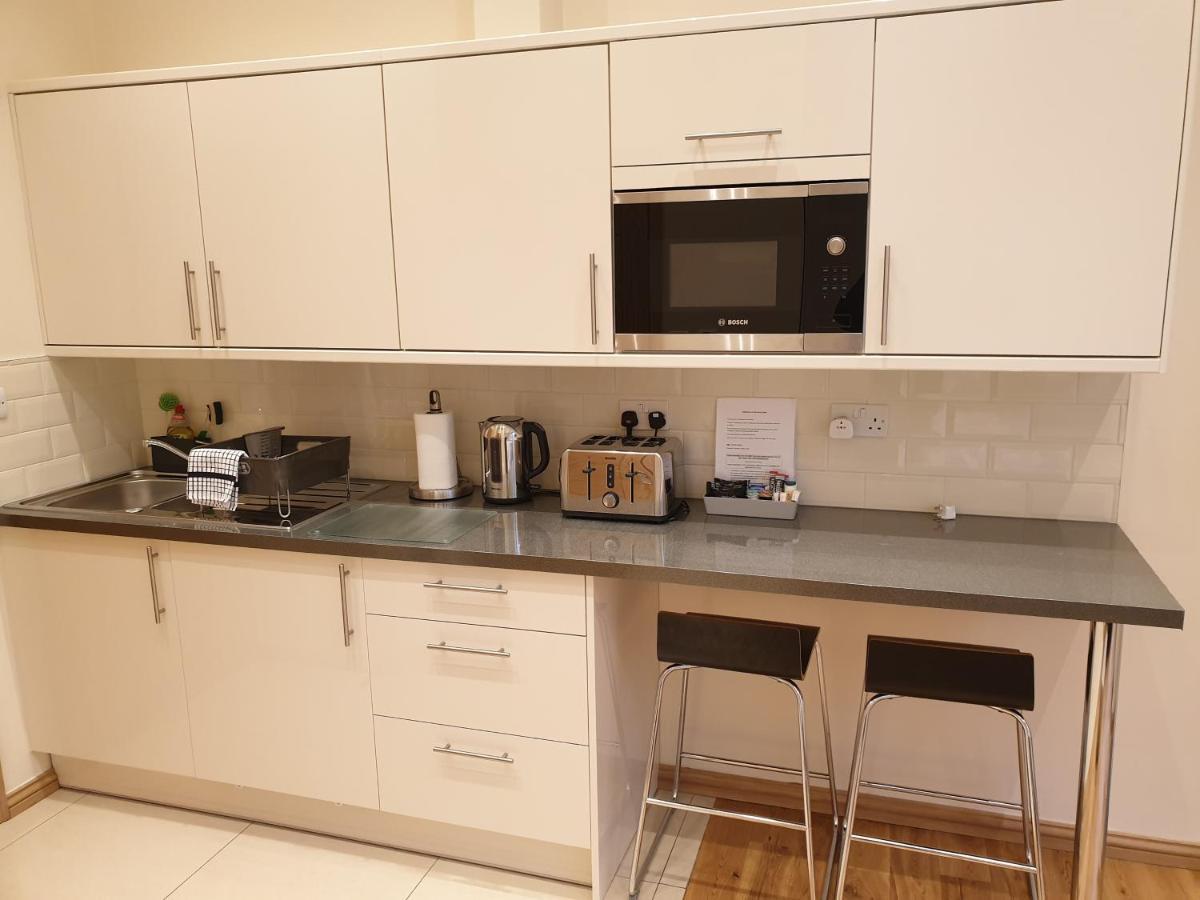 London Luxury Apartments 3 Bedroom Sleeps 8 With 3 Bathrooms 5 Mins Walk To Tube Station Free Parking 伊尔福德 外观 照片