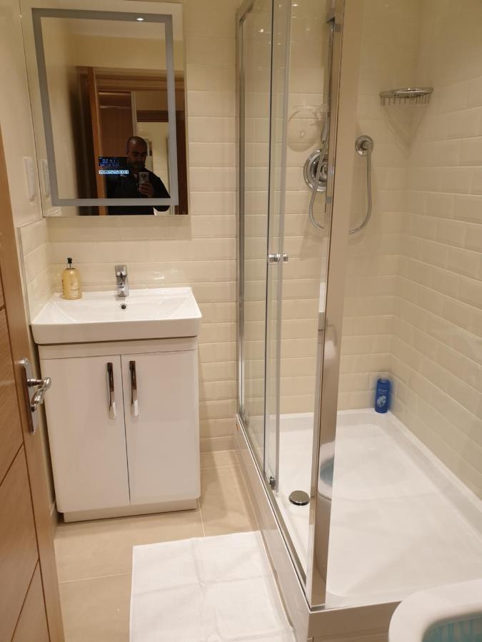 London Luxury Apartments 3 Bedroom Sleeps 8 With 3 Bathrooms 5 Mins Walk To Tube Station Free Parking 伊尔福德 外观 照片