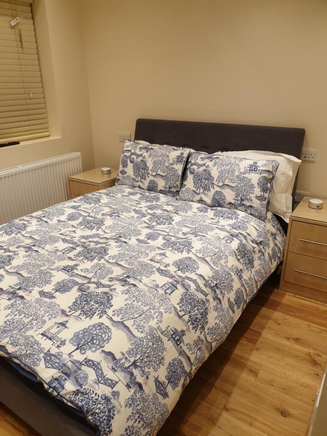 London Luxury Apartments 3 Bedroom Sleeps 8 With 3 Bathrooms 5 Mins Walk To Tube Station Free Parking 伊尔福德 外观 照片