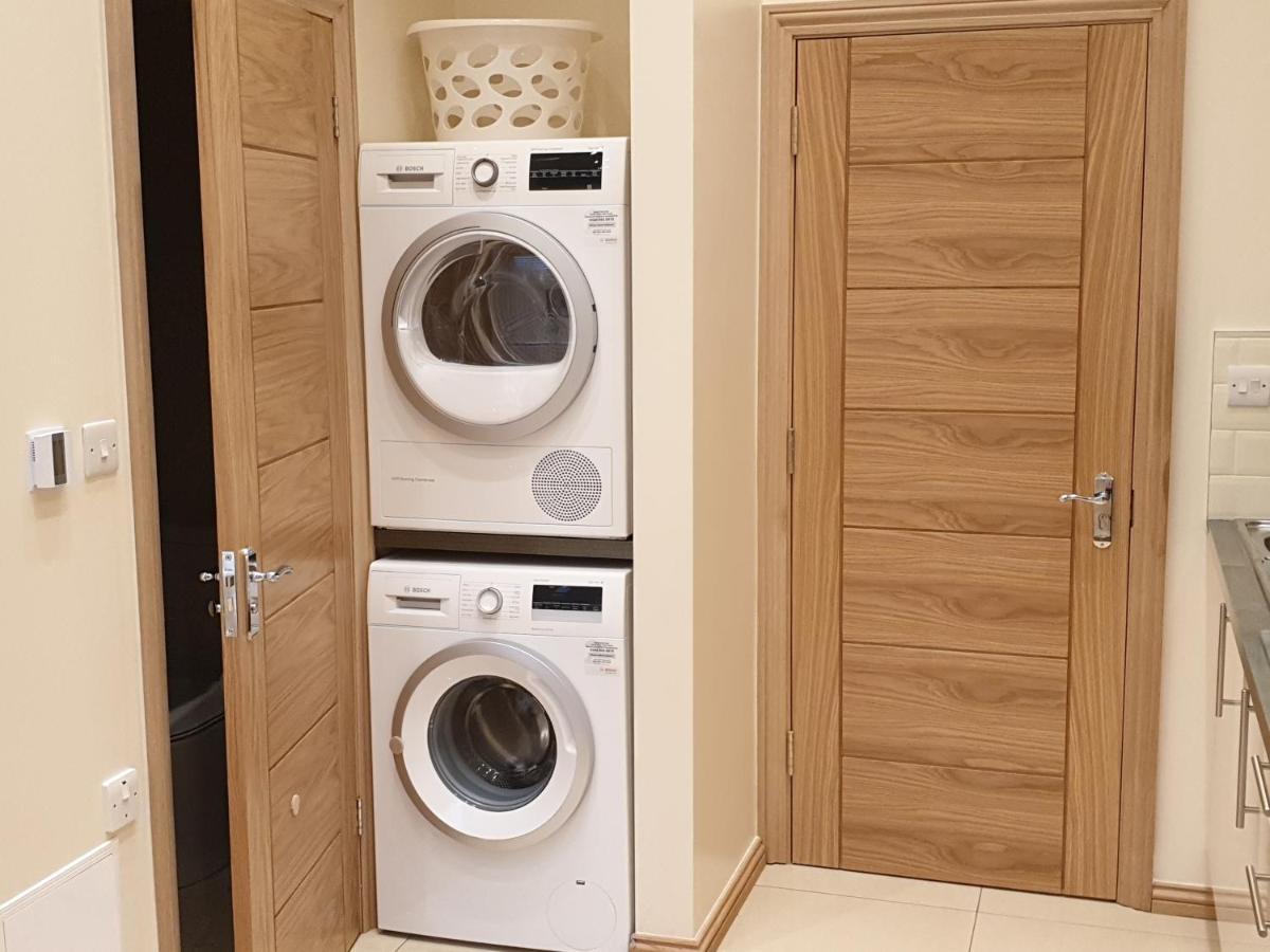 London Luxury Apartments 3 Bedroom Sleeps 8 With 3 Bathrooms 5 Mins Walk To Tube Station Free Parking 伊尔福德 外观 照片
