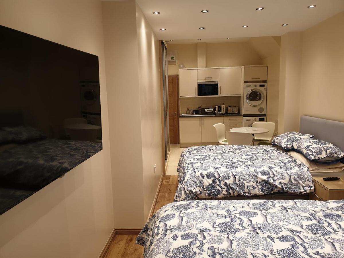 London Luxury Apartments 3 Bedroom Sleeps 8 With 3 Bathrooms 5 Mins Walk To Tube Station Free Parking 伊尔福德 外观 照片