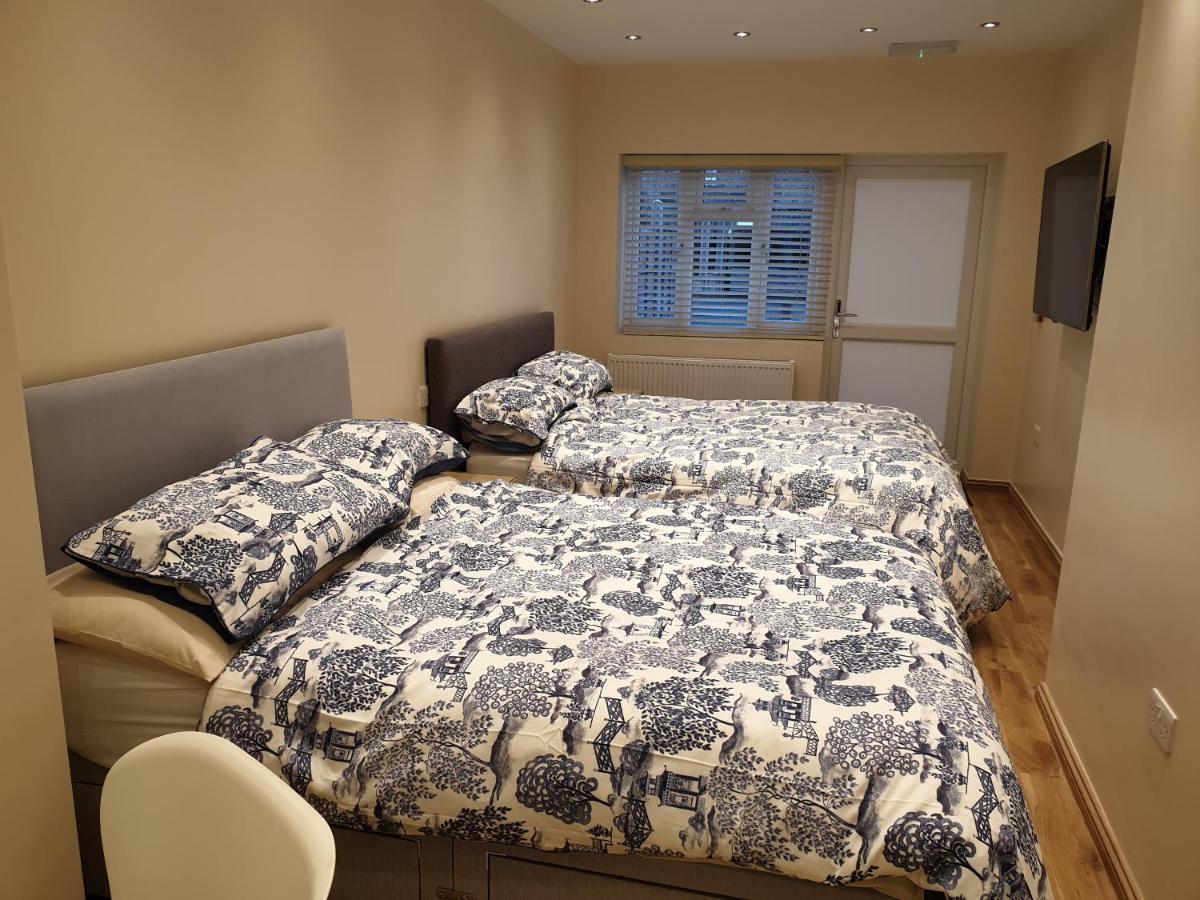 London Luxury Apartments 3 Bedroom Sleeps 8 With 3 Bathrooms 5 Mins Walk To Tube Station Free Parking 伊尔福德 外观 照片