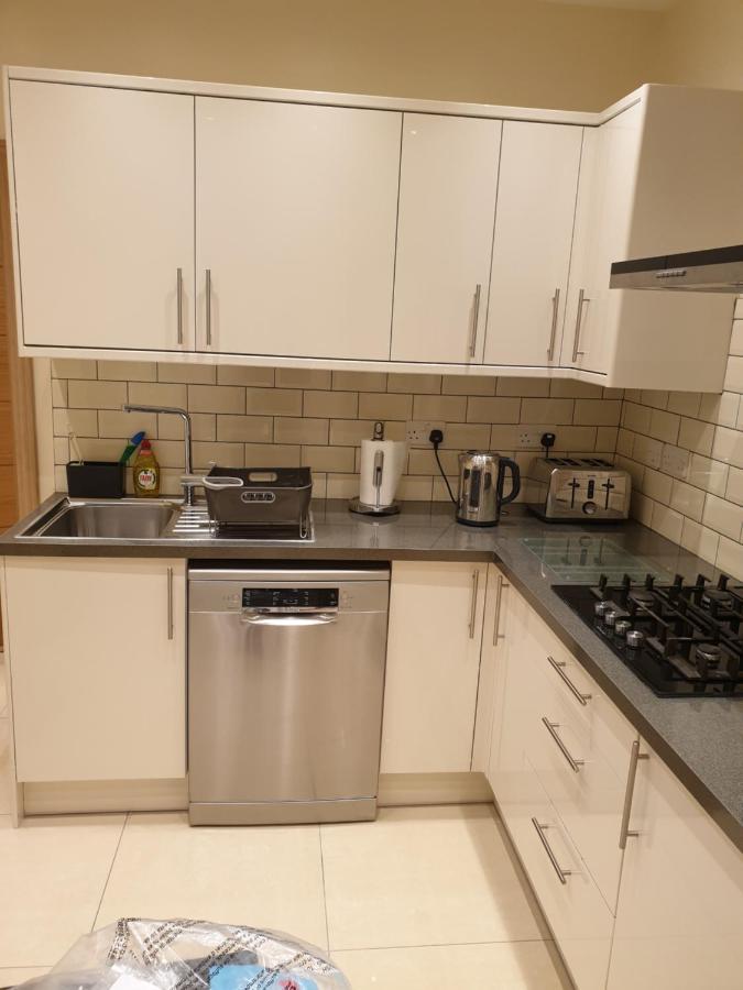 London Luxury Apartments 3 Bedroom Sleeps 8 With 3 Bathrooms 5 Mins Walk To Tube Station Free Parking 伊尔福德 外观 照片