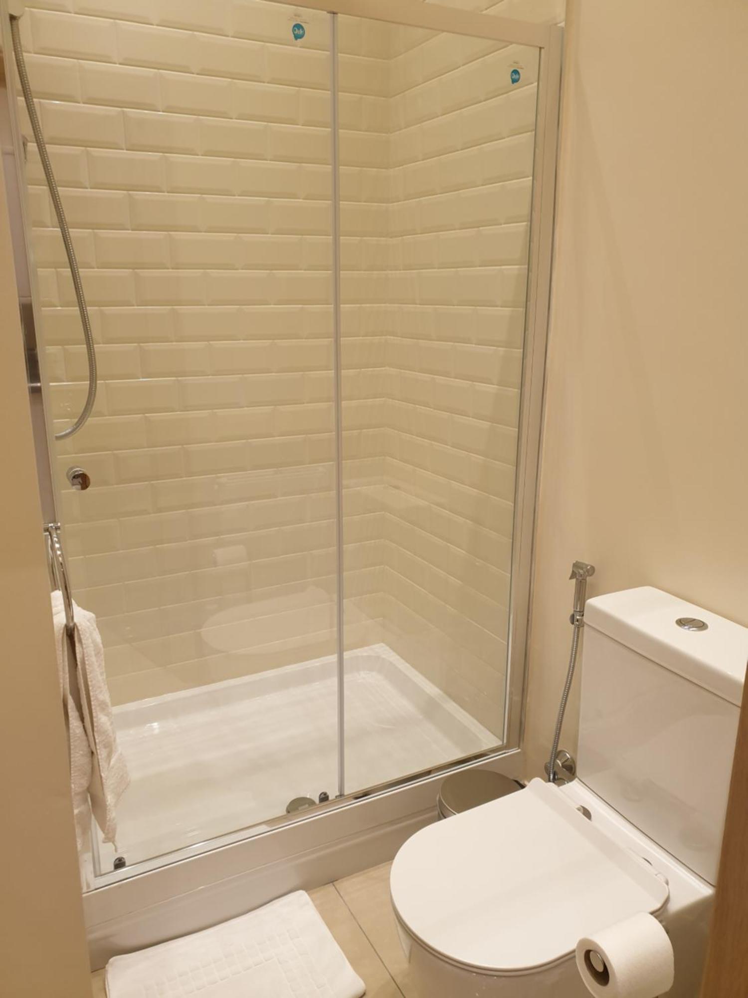 London Luxury Apartments 3 Bedroom Sleeps 8 With 3 Bathrooms 5 Mins Walk To Tube Station Free Parking 伊尔福德 外观 照片