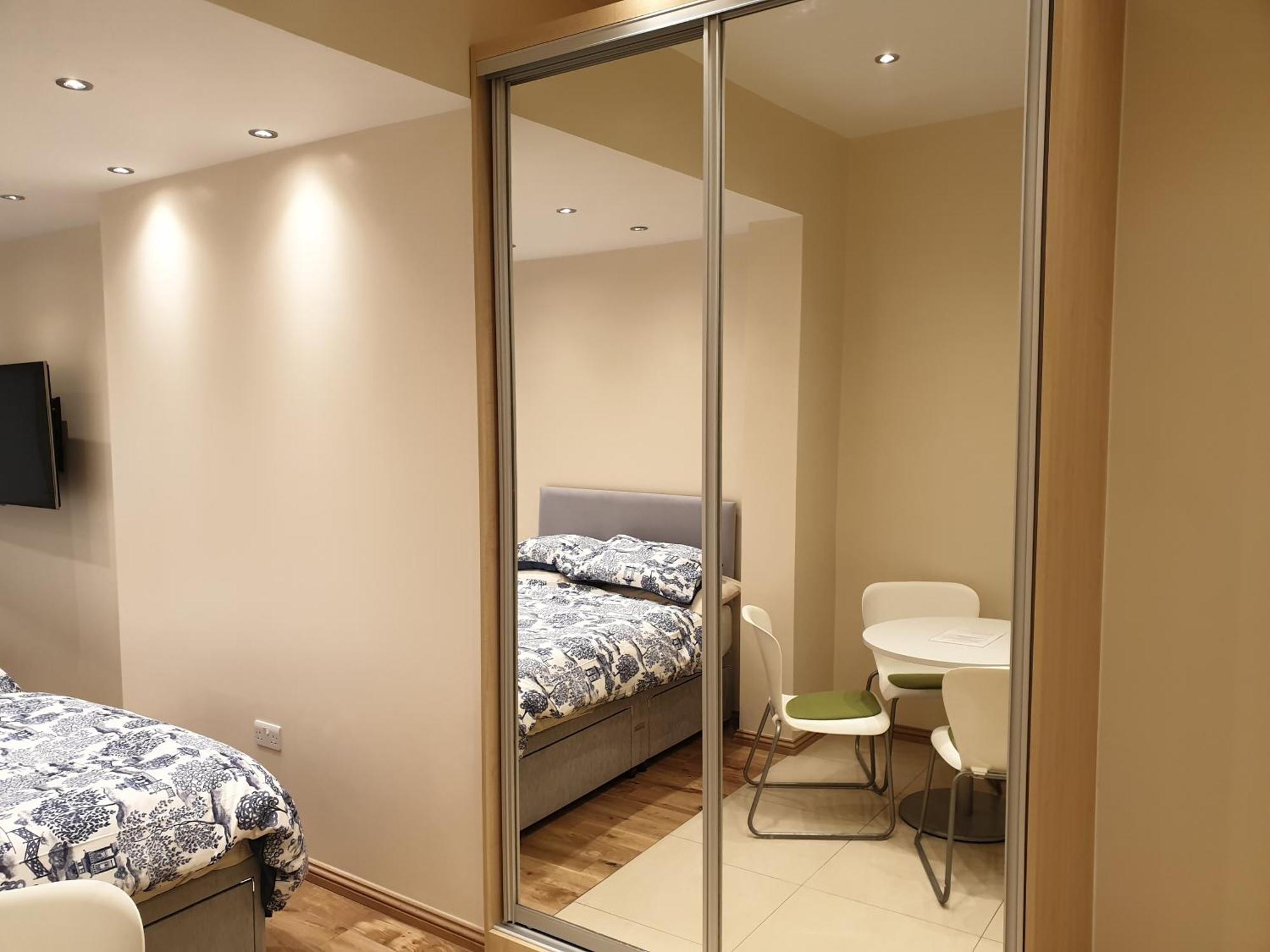London Luxury Apartments 3 Bedroom Sleeps 8 With 3 Bathrooms 5 Mins Walk To Tube Station Free Parking 伊尔福德 外观 照片