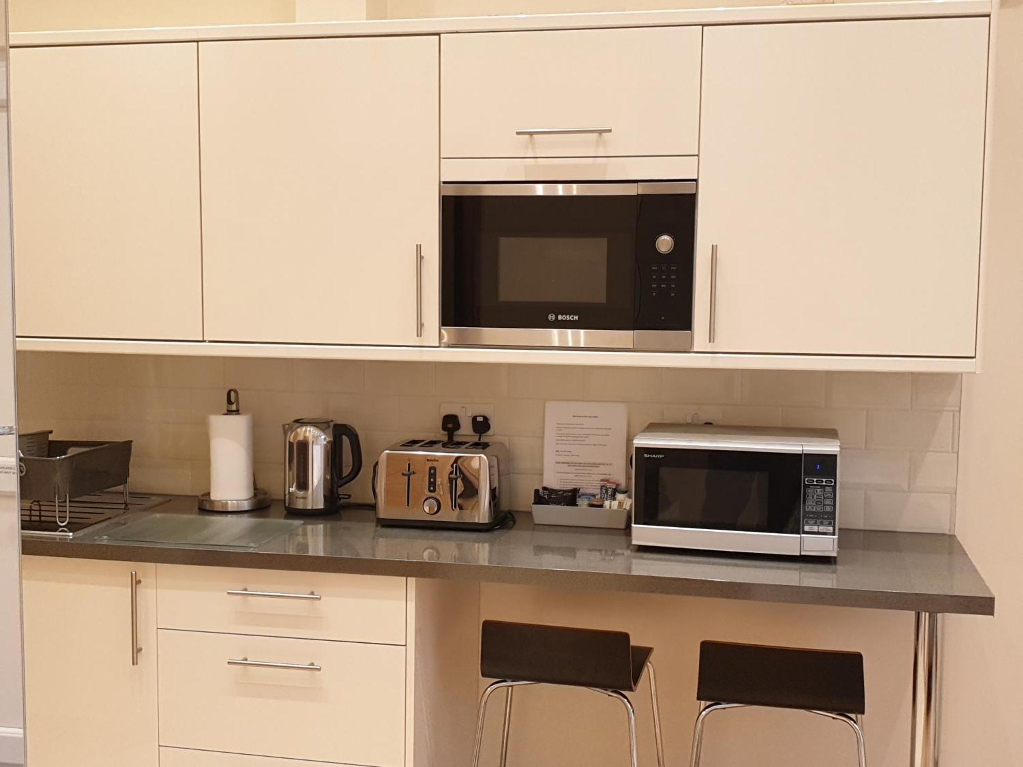 London Luxury Apartments 3 Bedroom Sleeps 8 With 3 Bathrooms 5 Mins Walk To Tube Station Free Parking 伊尔福德 外观 照片