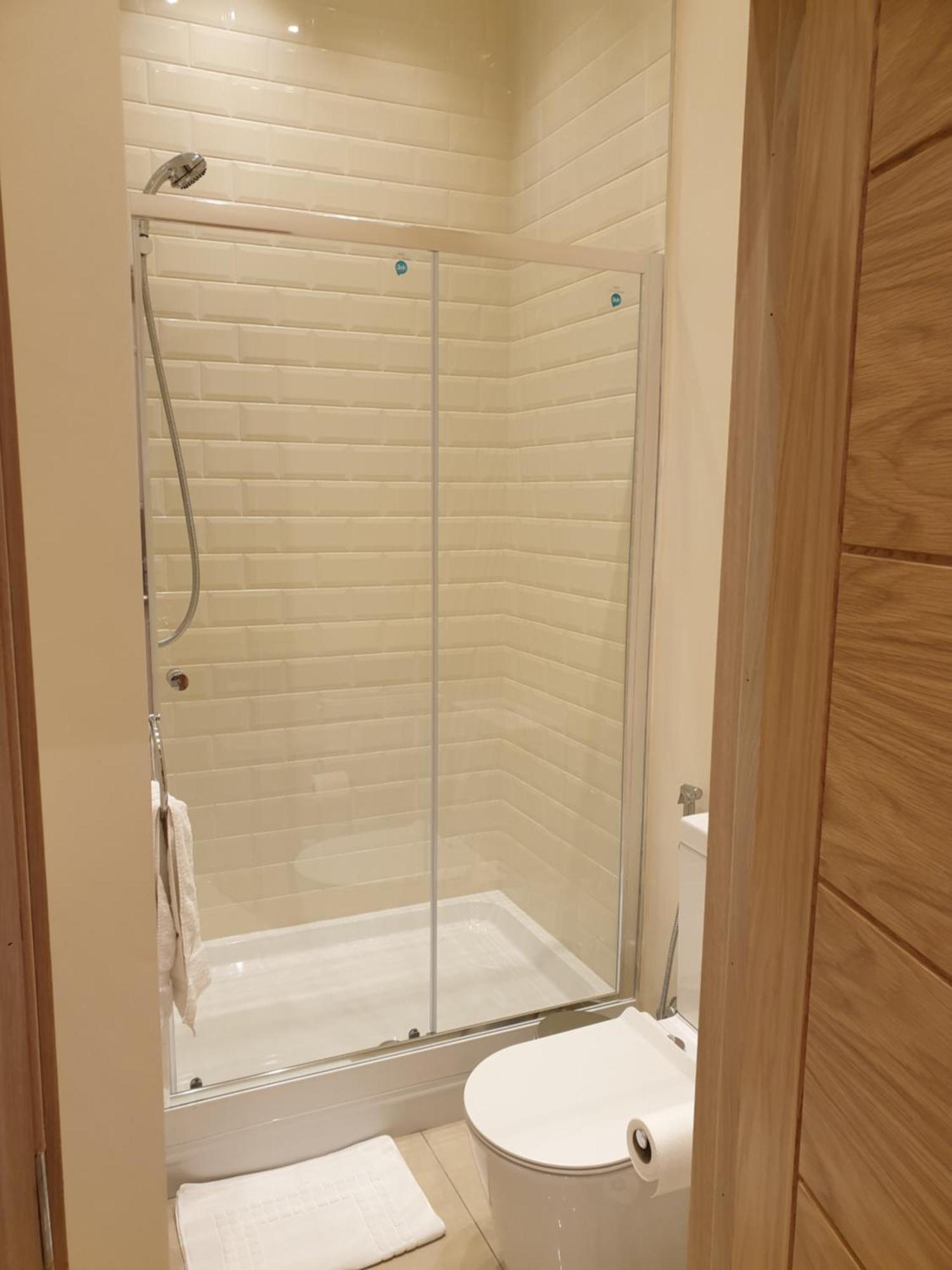 London Luxury Apartments 3 Bedroom Sleeps 8 With 3 Bathrooms 5 Mins Walk To Tube Station Free Parking 伊尔福德 外观 照片