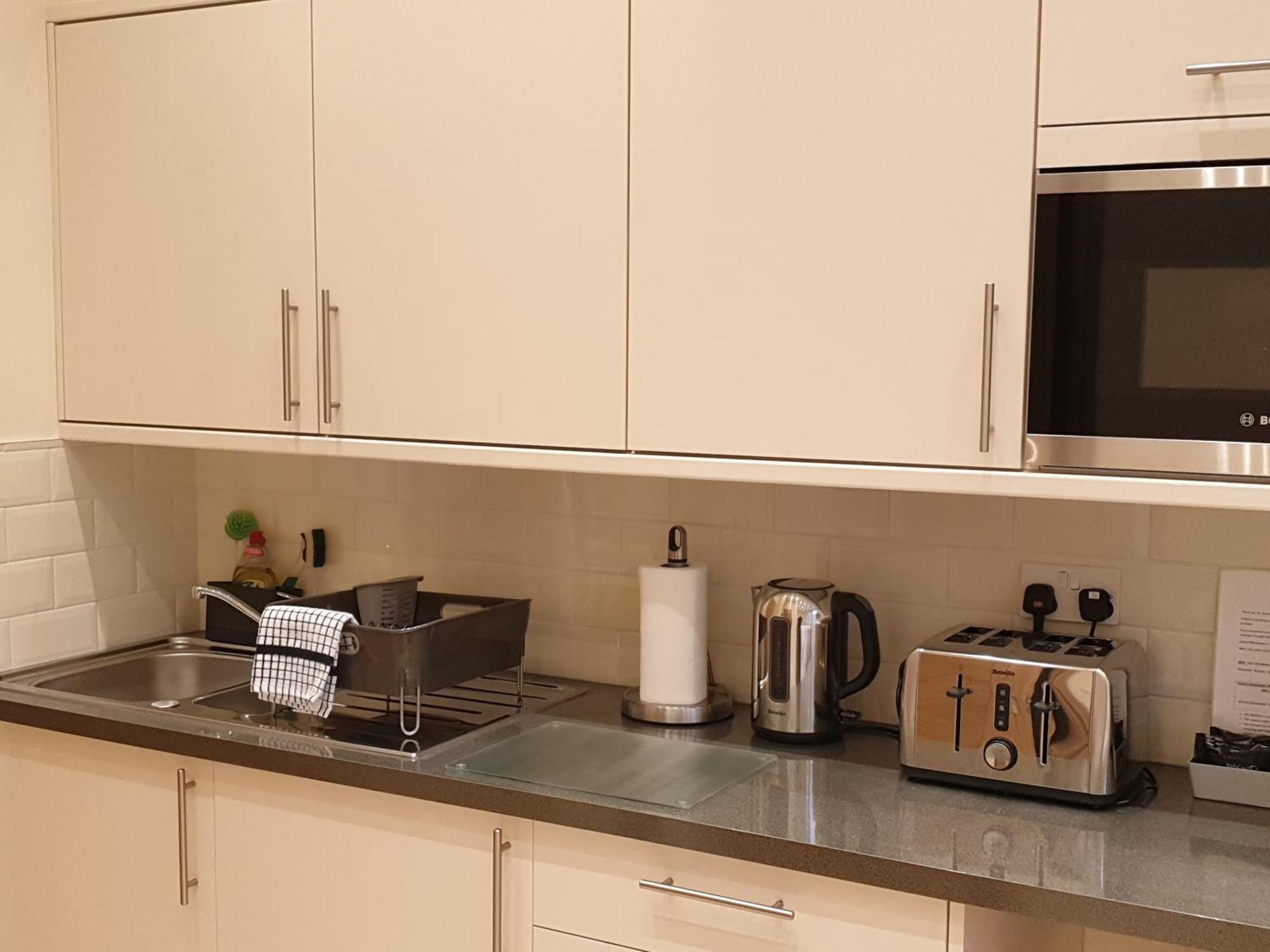 London Luxury Apartments 3 Bedroom Sleeps 8 With 3 Bathrooms 5 Mins Walk To Tube Station Free Parking 伊尔福德 外观 照片